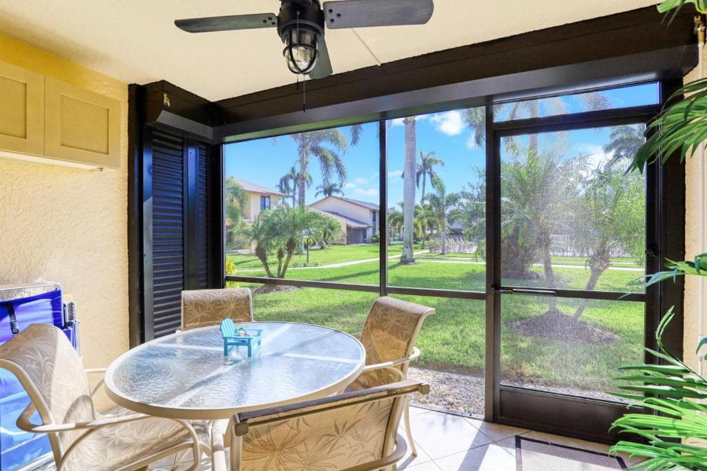 Cozy condo with pool, grills and close to food/shops, Marco Island