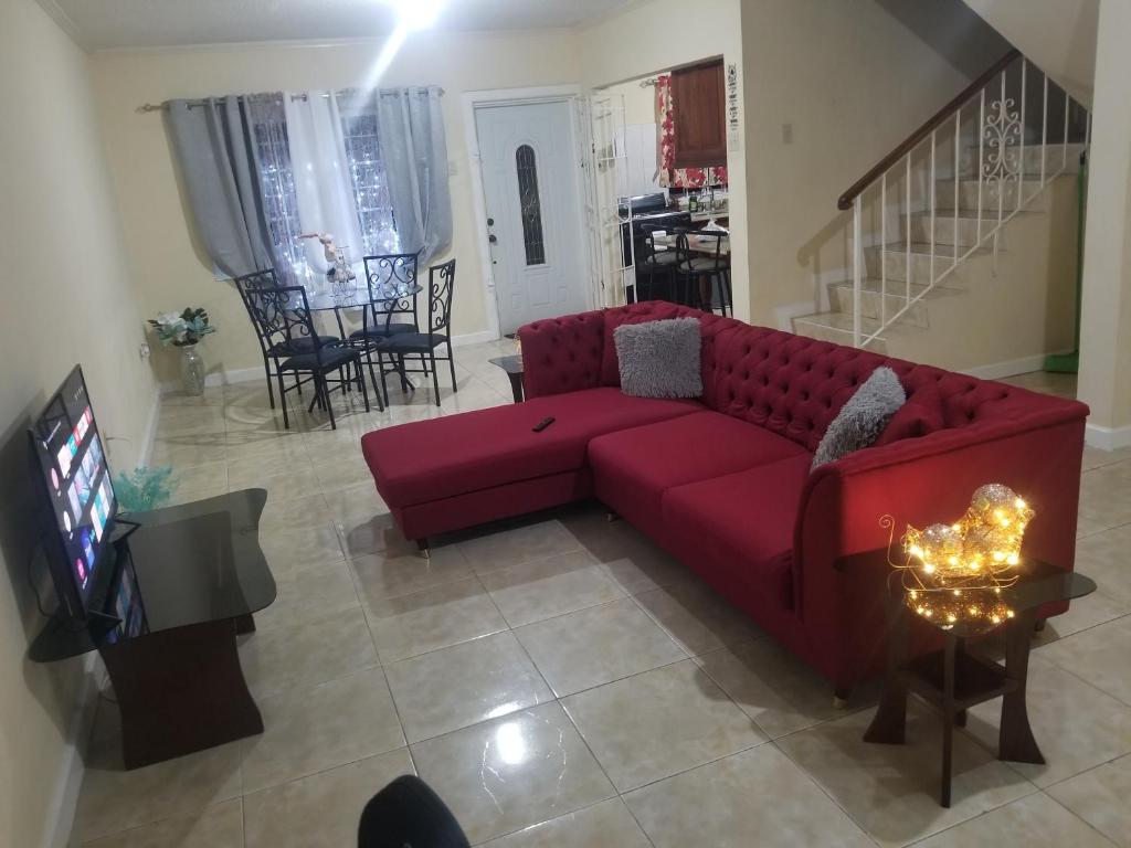 Beautiful 3-bedroom townhouse in Mandeville. — Hotel in Mandeville