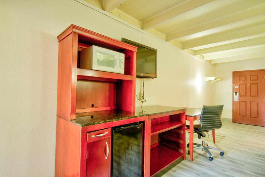 Knights Inn Clearwater Photo 4