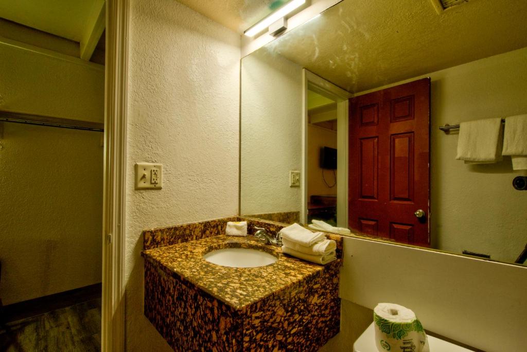 Knights Inn Clearwater Photo 26