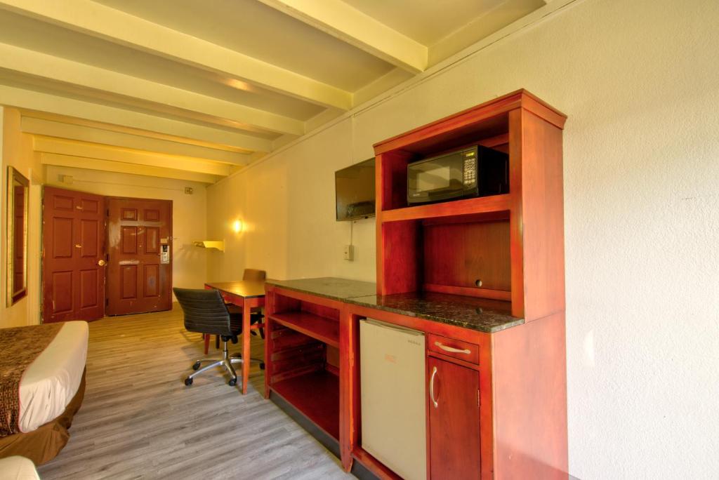 Knights Inn Clearwater Photo 45