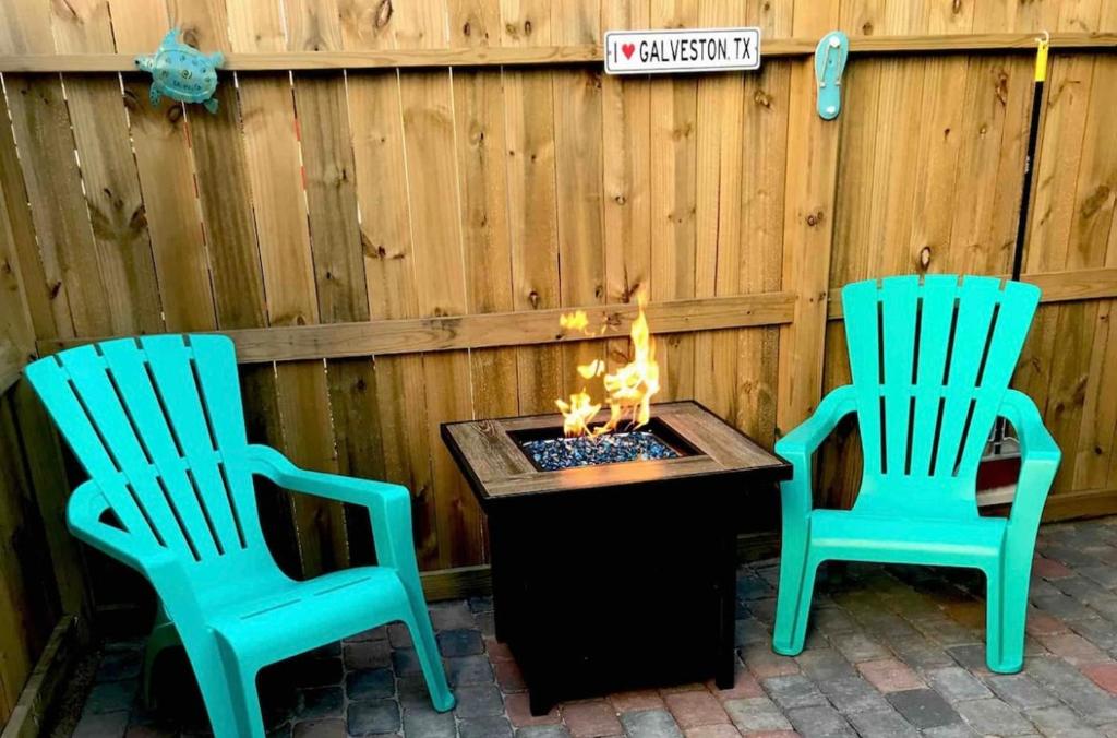 Hidden Hideaway! Bungalow 2 blocks from the beach! Sleeps 3 photo