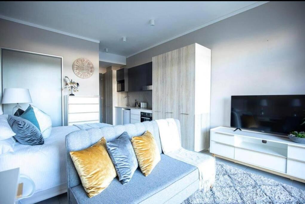 Lovely Studio Apartment ,6 Menlyn Maine Residences ground floor, kids friendly — Hotel in Pretoria