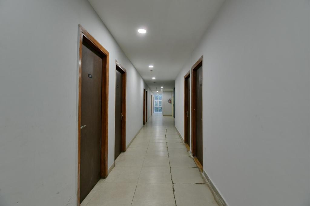 Hotel Silver Saffron Near Paschim Vihar Metro Station photo