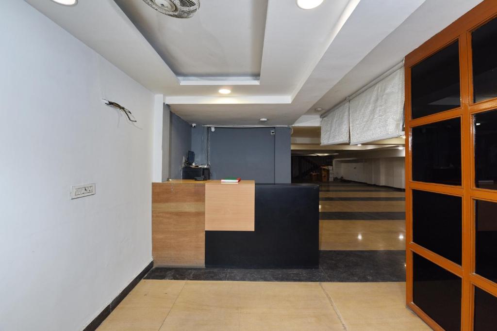 Hotel Silver Saffron Near Paschim Vihar Metro Station photo