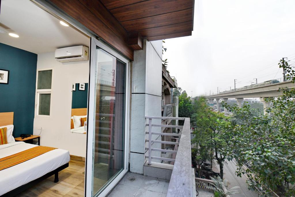 Hotel Silver Saffron Near Paschim Vihar Metro Station photo