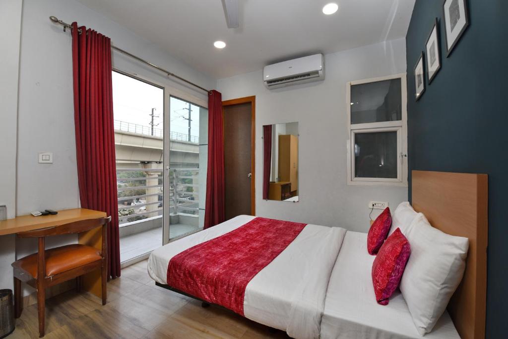 Hotel Silver Saffron Near Paschim Vihar Metro Station photo