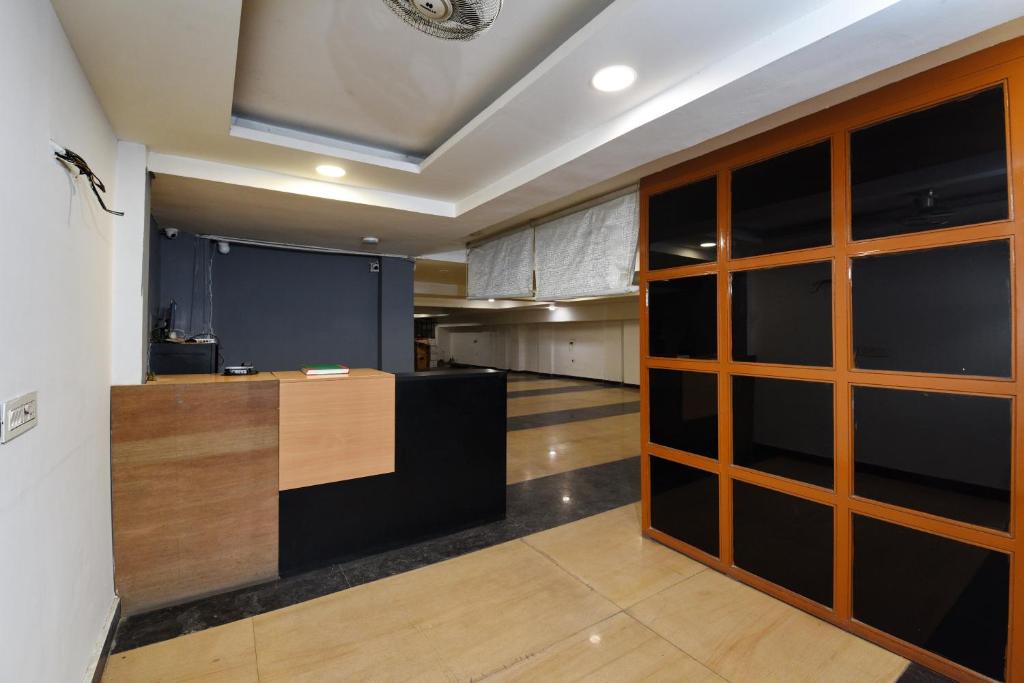 Hotel Silver Saffron Near Paschim Vihar Metro Station photo