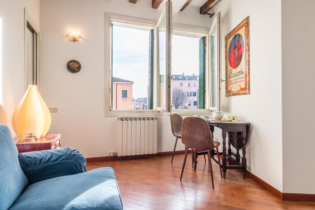 7 WINDOWS ON VENICE by LionHost, Benátky