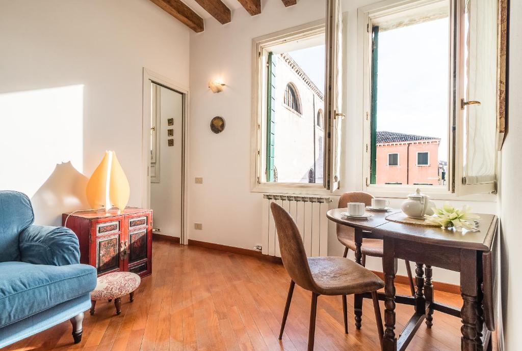 7 WINDOWS ON VENICE by LionHost - 4