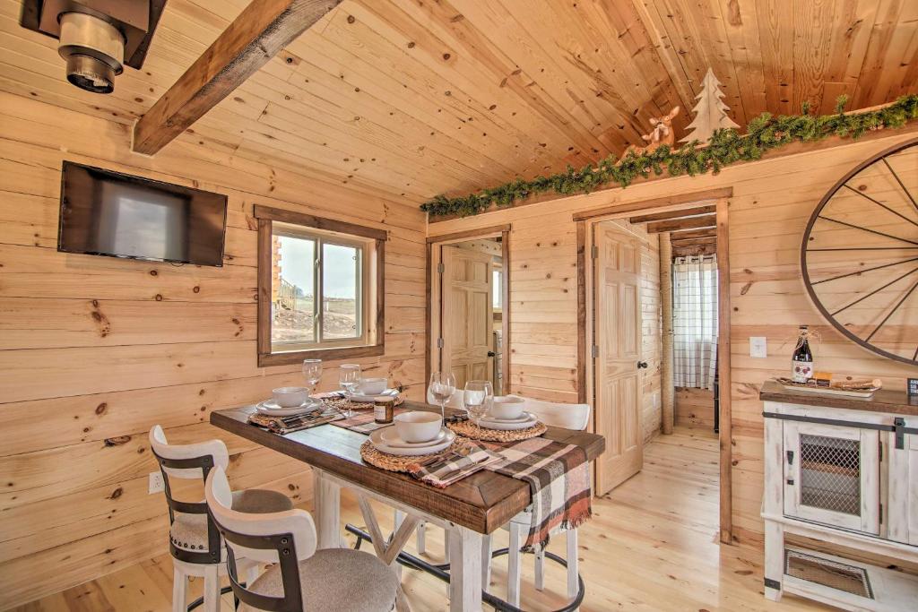 Serene Views Quiet Farmhouse Cabin in Wisconsin 전경