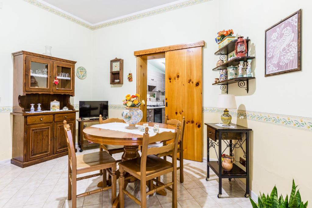 Yellow-house 100 meters from the sandy beach - 4