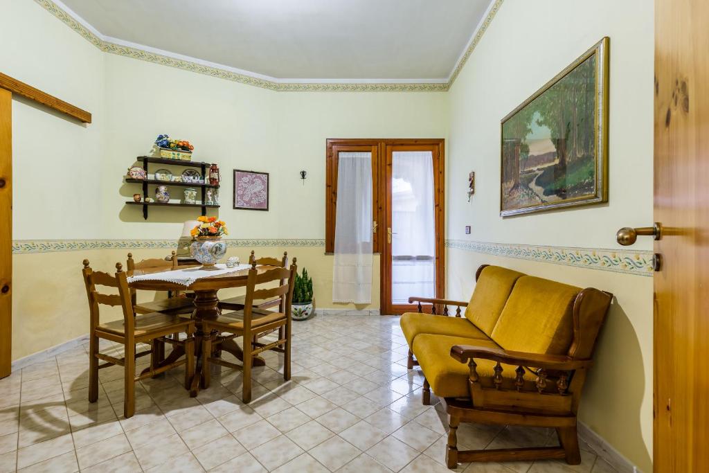 Yellow-house 100 meters from the sandy beach - 5