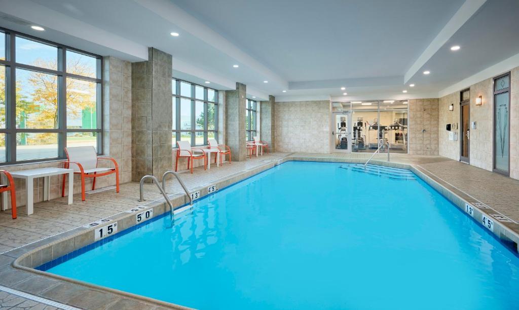 Holiday Inn & Suites Oakville at Bronte photo