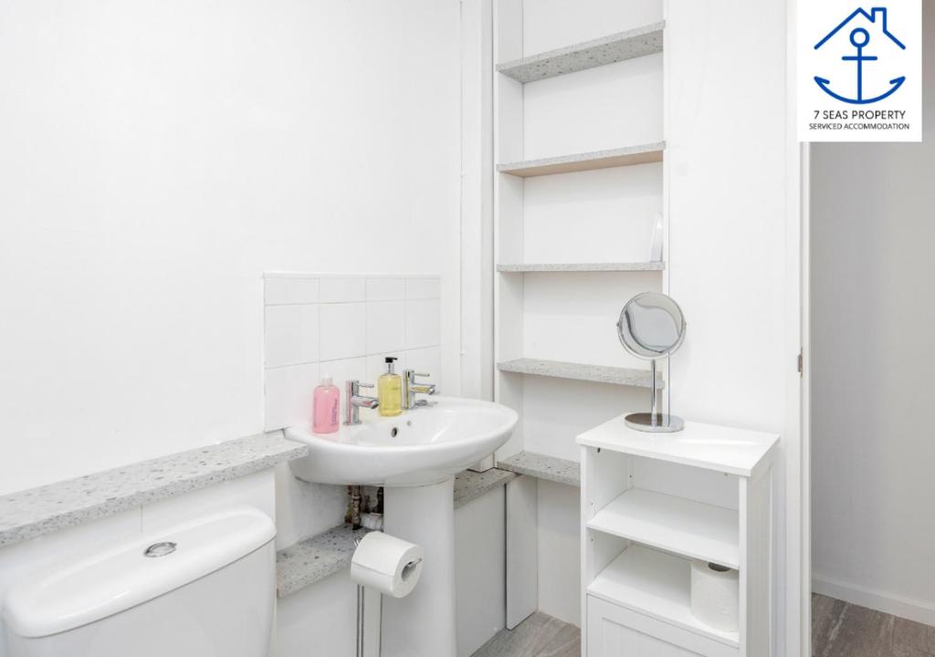Luxury Two Bedroom by 7 Seas Property Serviced Accommodation Maidenhead with Parking photo