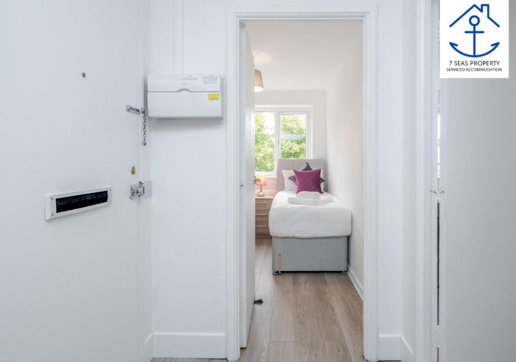 Luxury Two Bedroom by 7 Seas Property Serviced Accommodation Maidenhead with Parking photo