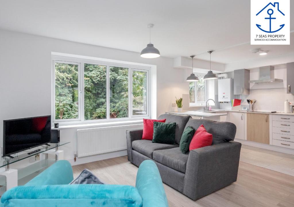 Luxury Two Bedroom by 7 Seas Property Serviced Accommodation Maidenhead with Parking photo