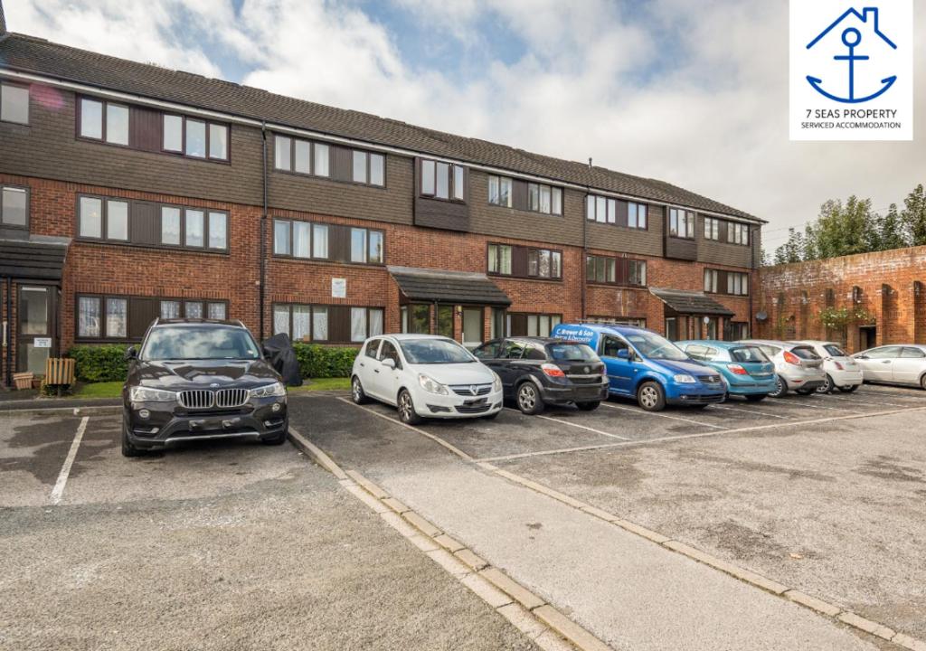 Luxury Two Bedroom by 7 Seas Property Serviced Accommodation Maidenhead with Parking photo