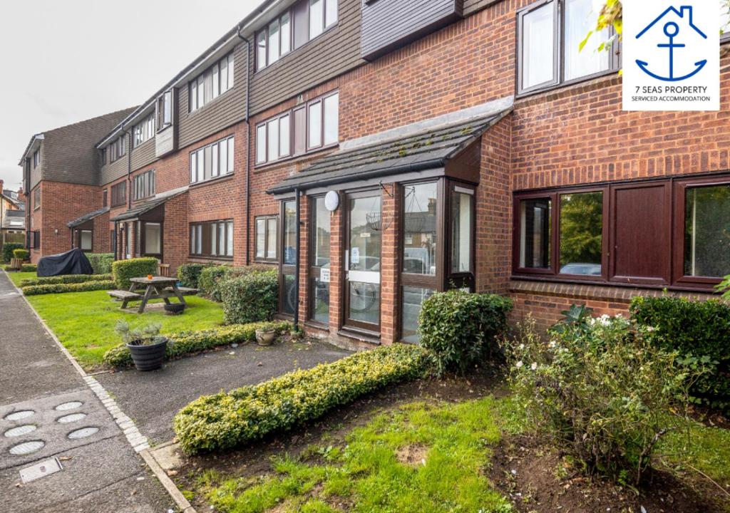 Luxury Two Bedroom by 7 Seas Property Serviced Accommodation Maidenhead with Parking photo