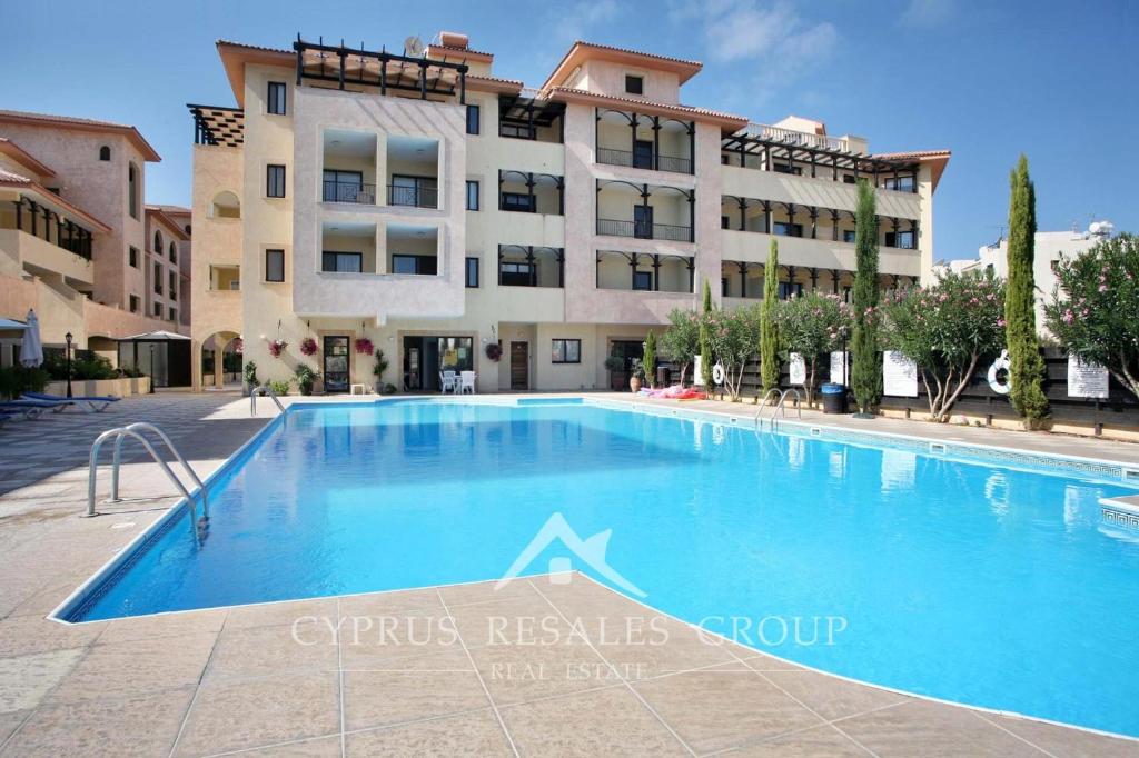 Queens Gardens suite by the sea, pool and mall, Kato Paphos
