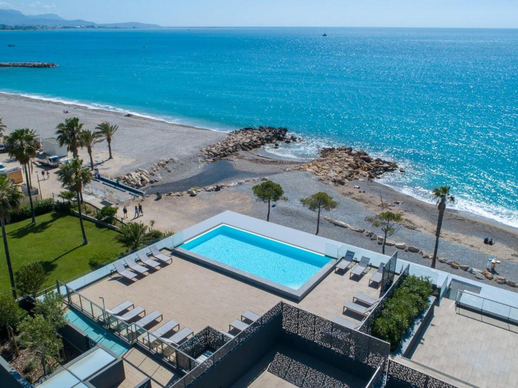 Appartement climatisé les pieds dans l'eau pour 6 personnes avec 1 suite parentale, 1 chambre double et 1 mini chambre Piscine sur le toit clim garage - 3