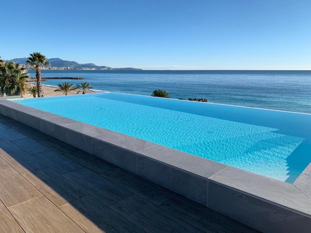 Appartement climatisé les pieds dans l'eau pour 6 personnes avec 1 suite parentale, 1 chambre double et 1 mini chambre Piscine sur le toit clim garage - 1