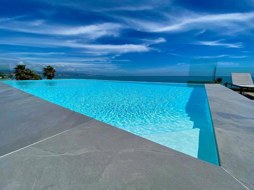 Appartement climatisé les pieds dans l'eau pour 6 personnes avec 1 suite parentale, 1 chambre double et 1 mini chambre Piscine sur le toit clim garage - 4