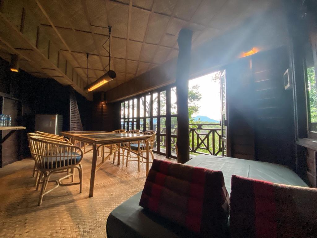 岩石小屋 (The Rock Lodge )