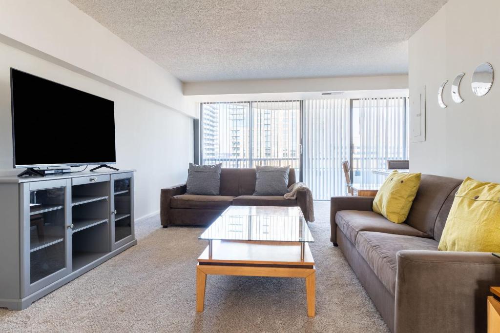 2BR Executive Apartment With Gym, Parking &amp; Pool by ENVITAE — Hotel in Arlington (VA)
