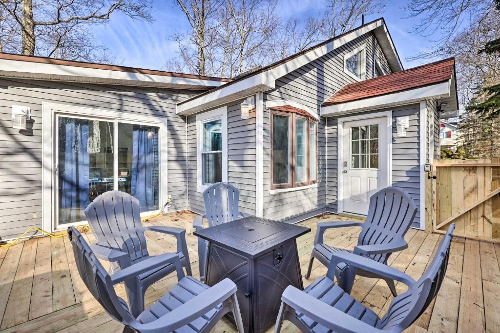 Hot Tub Fire Pit and Game Room Tobyhanna Home 전경