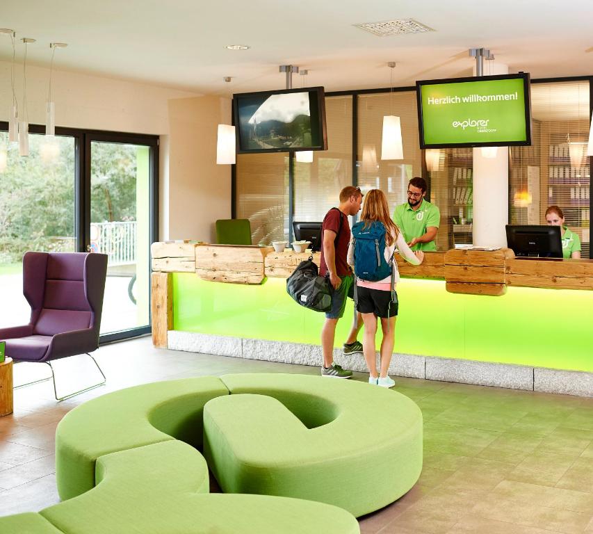 Explorer Hotel의 공용 라운지에서 바라본 풍경