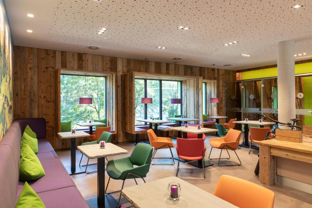 Explorer Hotel Bad Kleinkirchheim의 모던한 객실 내부