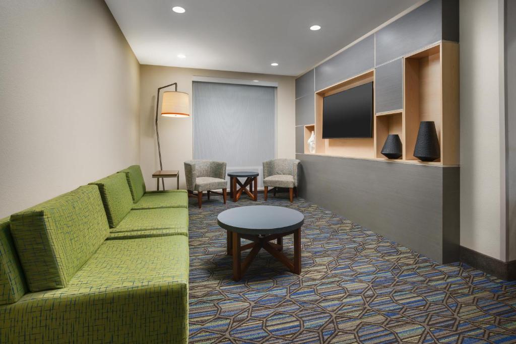 Holiday Inn Express And Suites OAKHURST-YOSEMITE PARK AREA photo