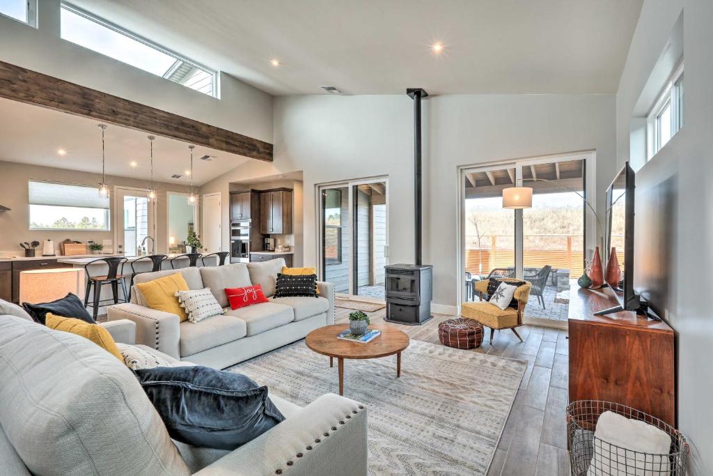 Modern Flagstaff Escape with Grill, 3 Mi to Downtown, Flagstaff