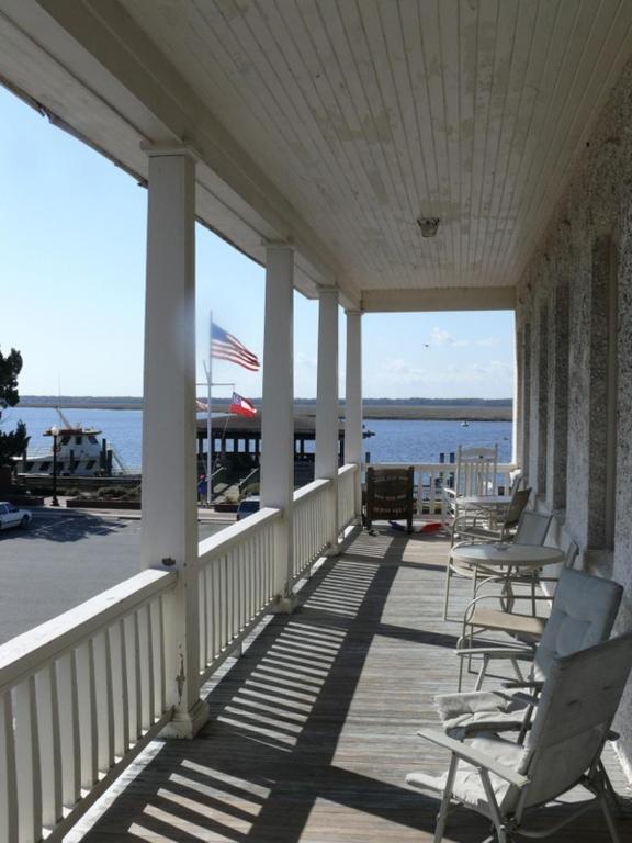 Riverview Hotel photo