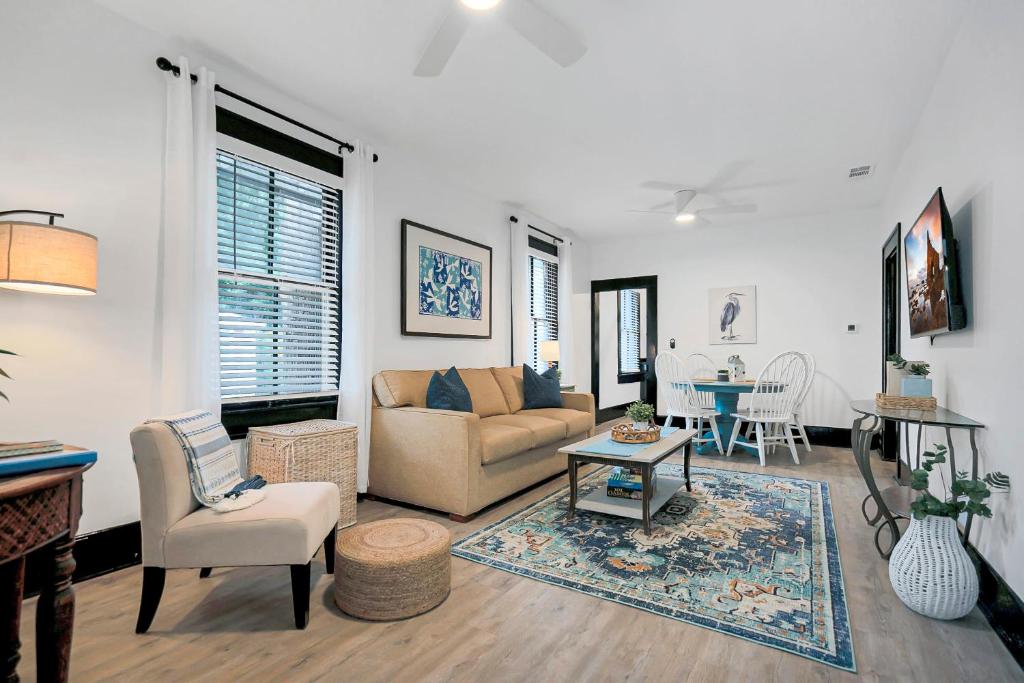 Pacific Meets The Atlantic, Quaint Dog Friendly Cottage with Swing and