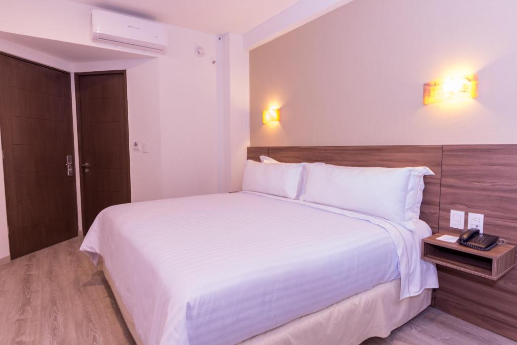 Hotel Crown Victoria - 2