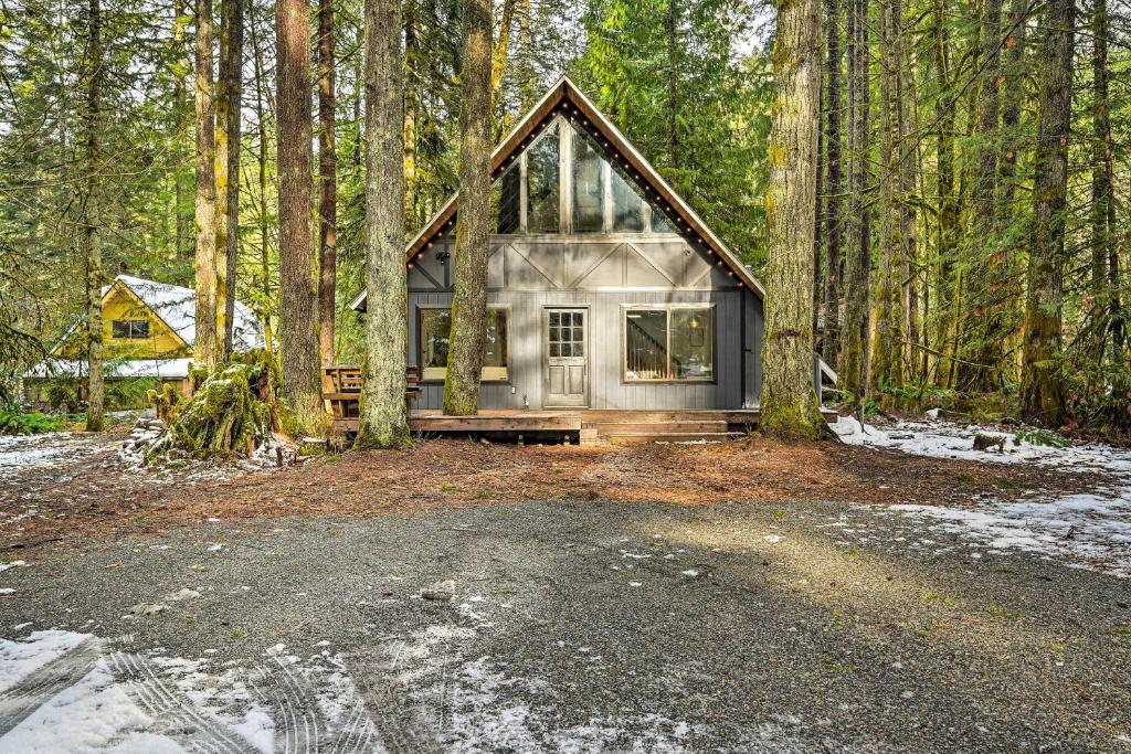 Remodeled Skykomish Escape with Loft and Hot Tub!