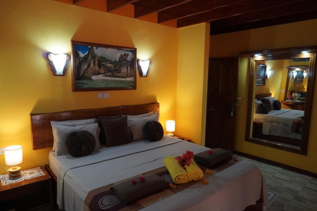 Anse Kerlan Beach Chalets photo