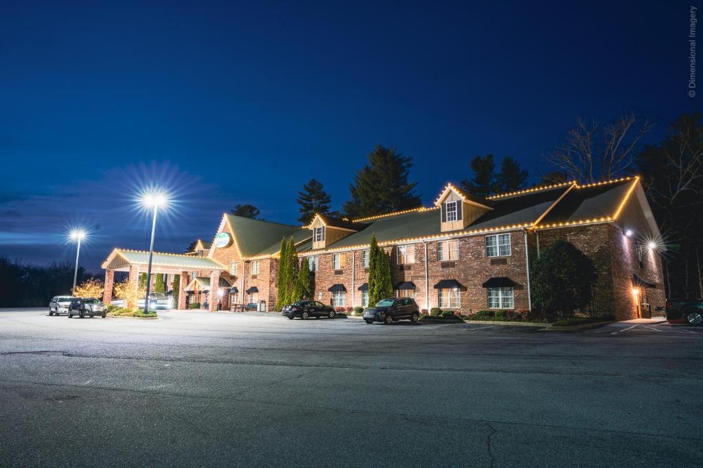 Mountain Inn & Suites Flat Rock photo