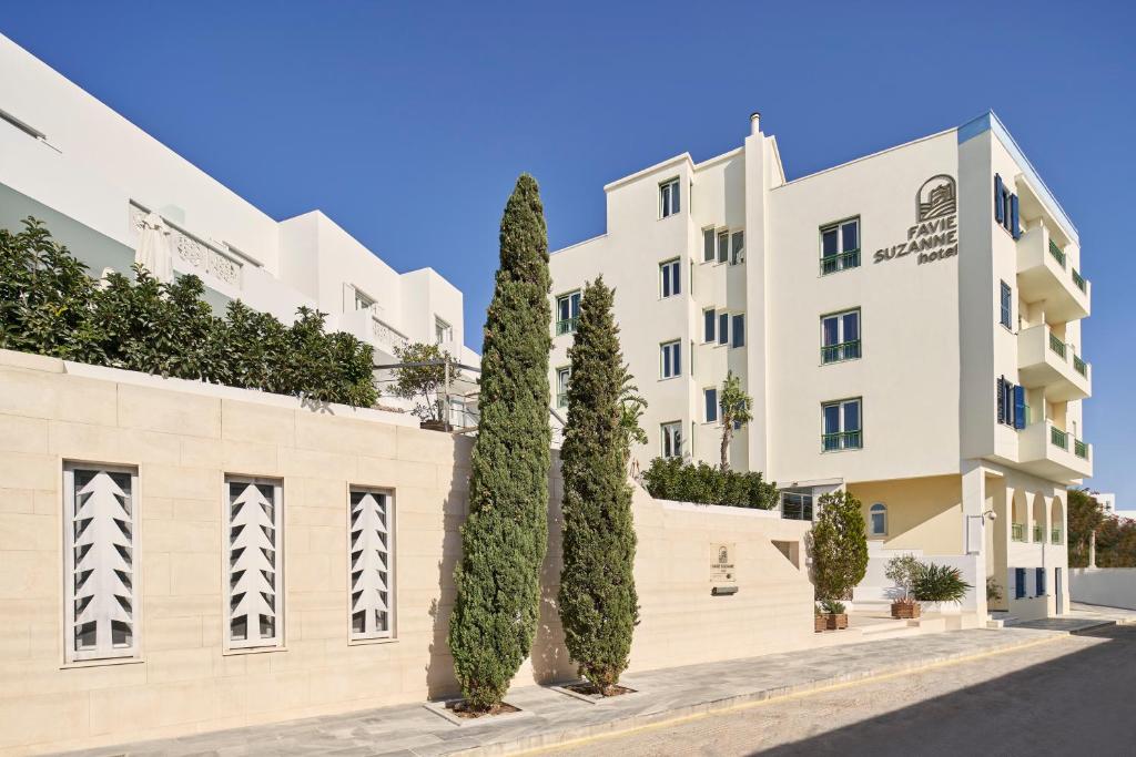 Favie Suzanne, Tinos