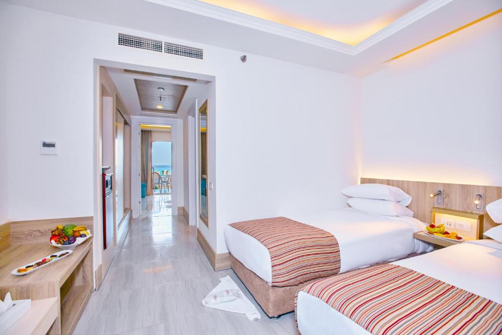 Titanic Beach - Families and Couples only — Hotel rooms in Hurghada, Red Sea