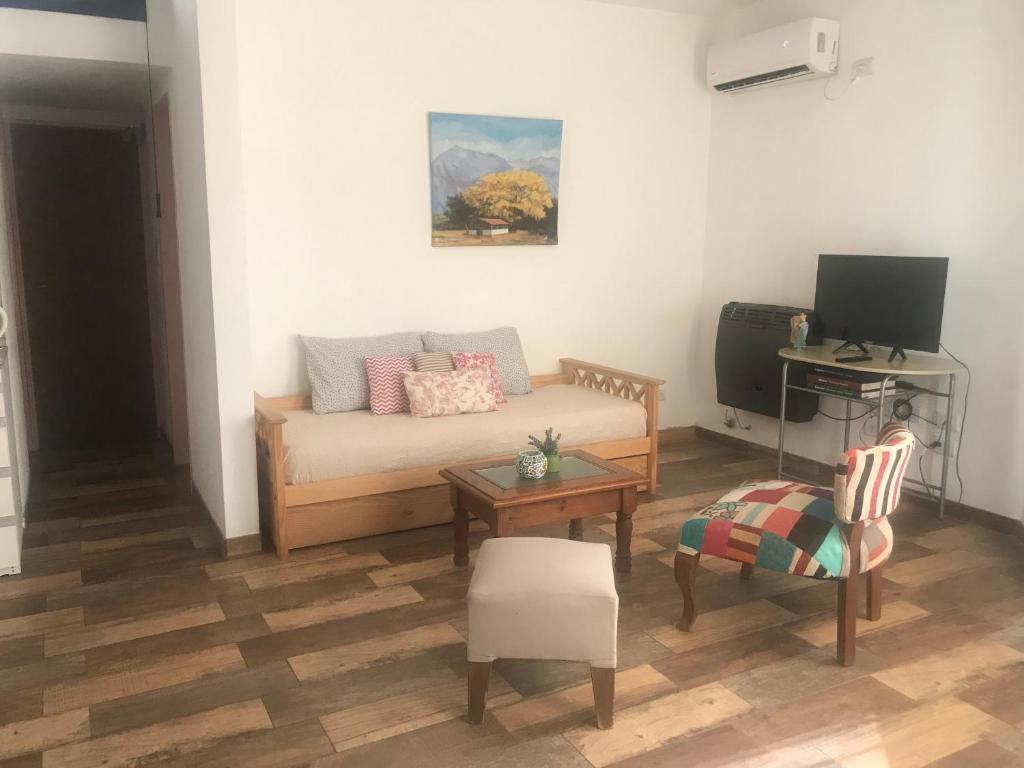 PAZ EN LA CIUDAD, en el centro, con WIFI y cochera privada — Hotel in San Antonio De Areco