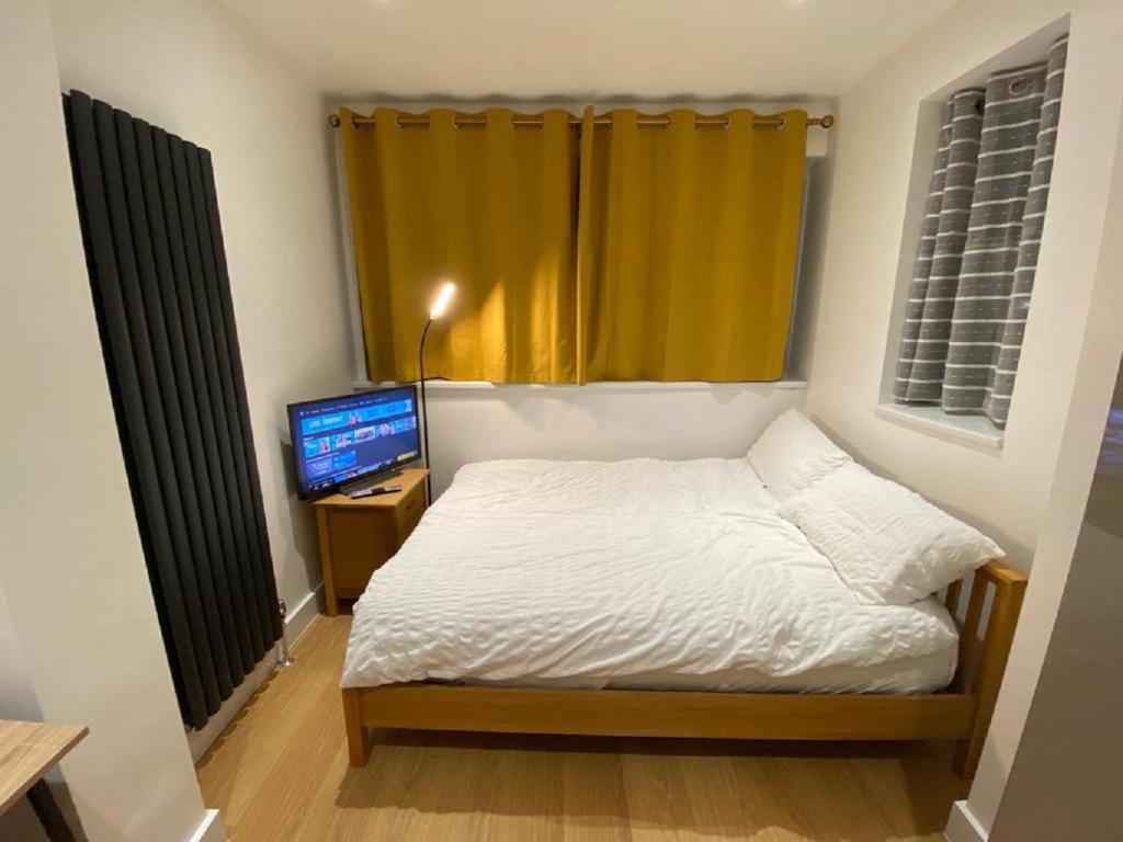Double Bedroom with en-suite shower & free parking, Belvedere