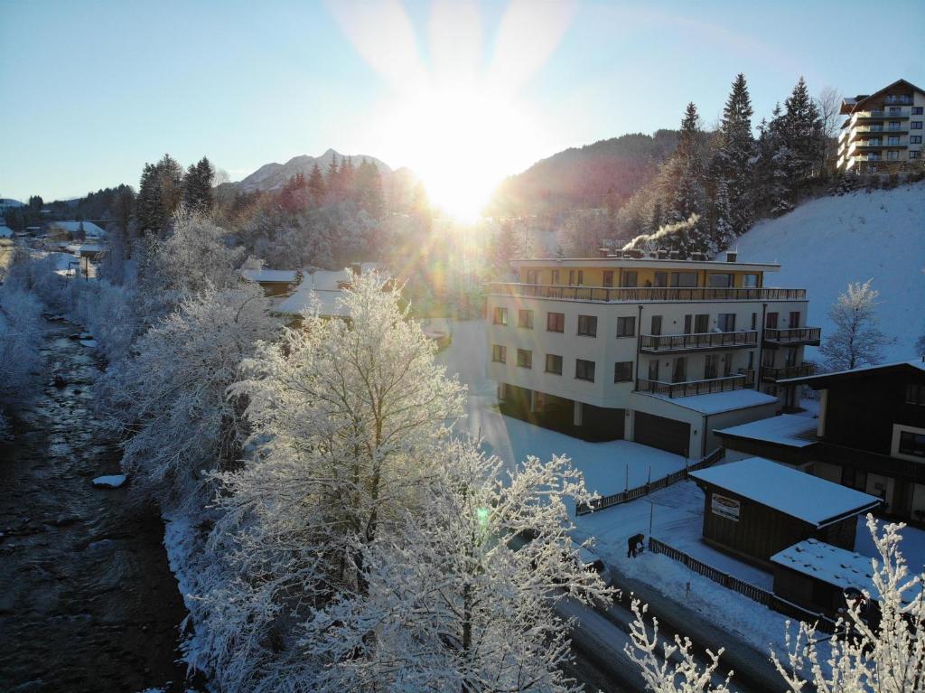 Boutique-Apartments Familie Jarosch Fieberbrunn "Freier Eintritt in das örtliche Hallenbad inklusive Saunalandschaft oder zum Badesee" - 3