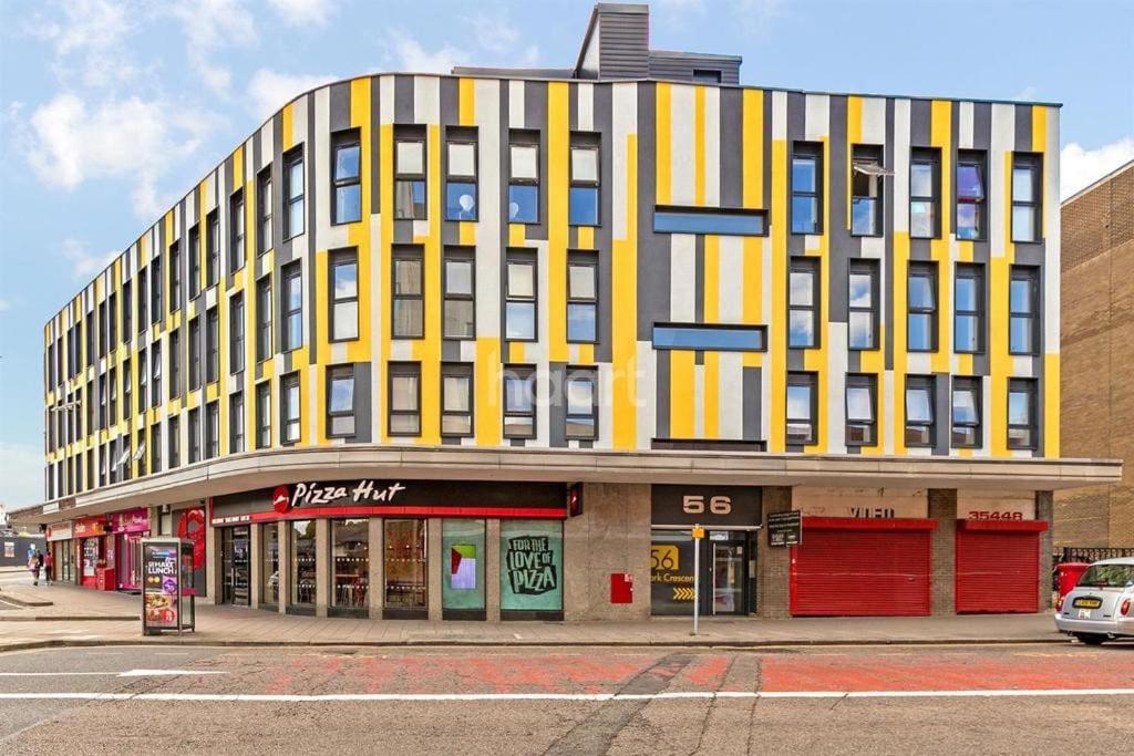 Park Street Apartment Luton by Hostaguest photo