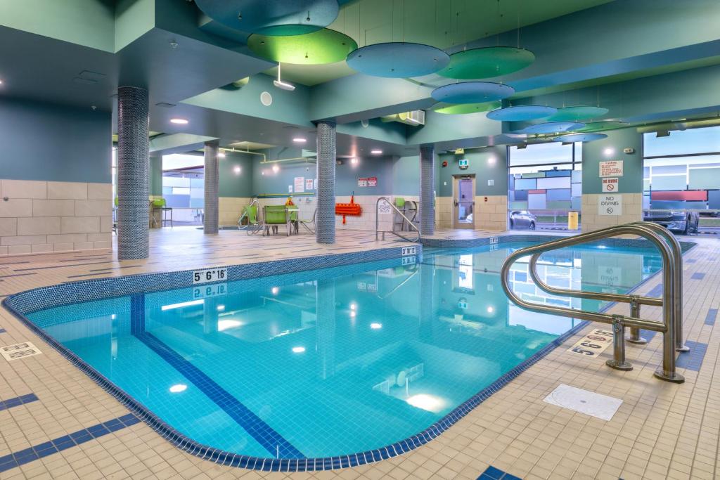 Holiday Inn Express & Suites Brandon photo