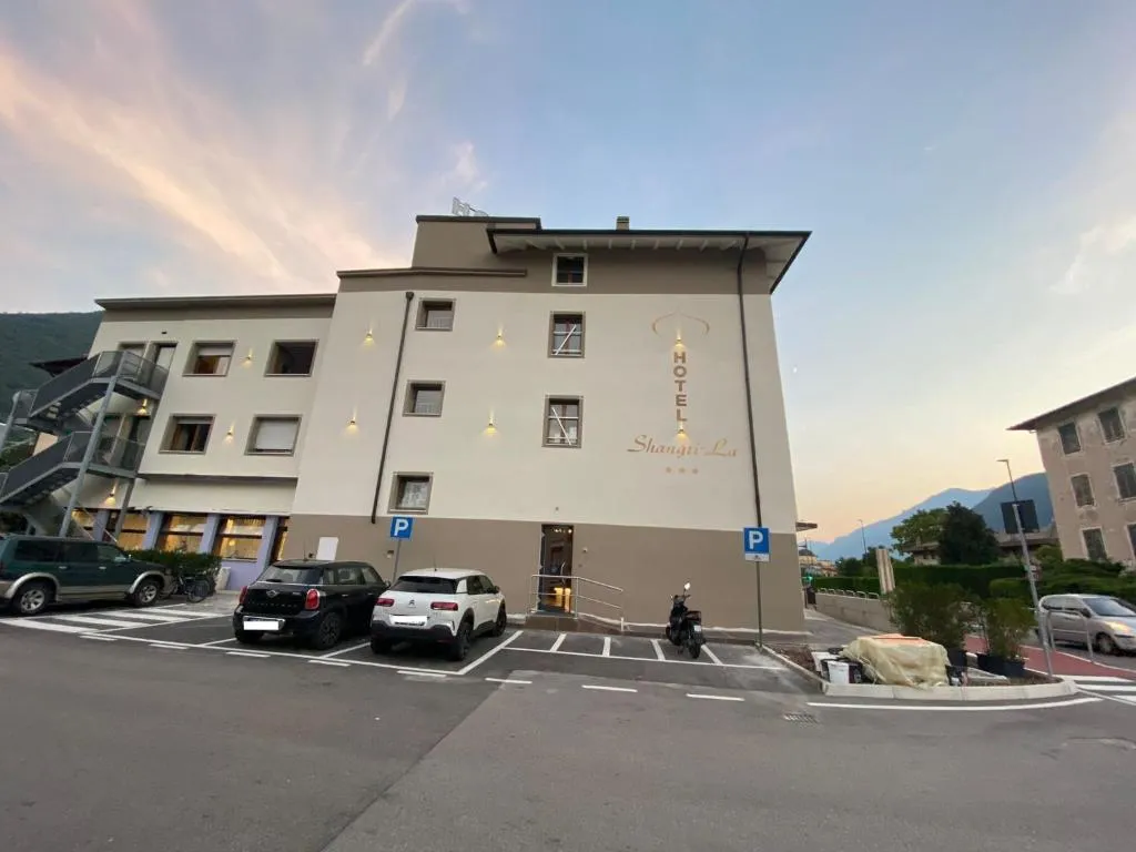 Hotel Shangri-La, hotel in Ala