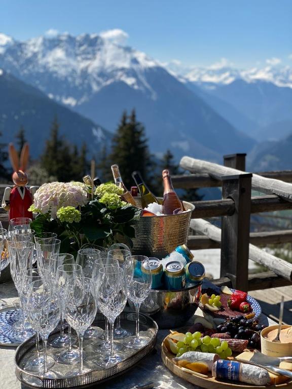 Artsy Luxurious Ski-In-Out-Chalet - 2