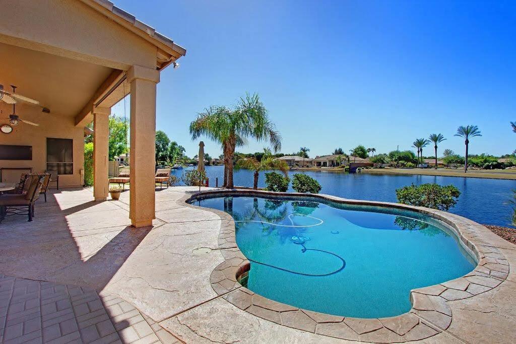 CRESCENT - Stunning Lake View with Pool, BBQ and Sunsets, Chandler